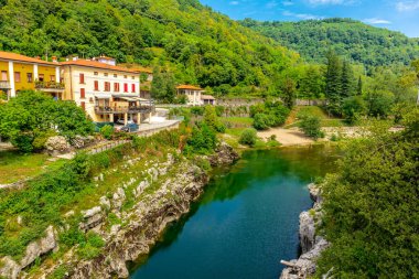 Kanal ob Soi yakınlarındaki güzel Soca Vadisi 'nde, Slovenya yolunda.