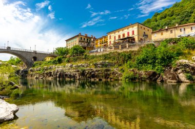 Kanal ob Soi yakınlarındaki güzel Soca Vadisi 'nde, Slovenya yolunda.