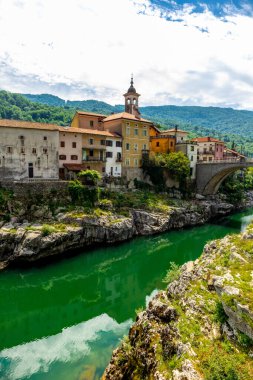 Kanal ob Soi yakınlarındaki güzel Soca Vadisi 'nde, Slovenya yolunda.