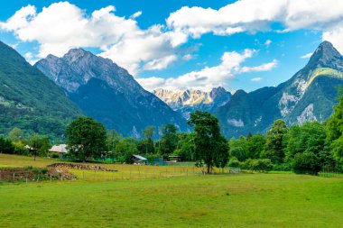 İtalya sınırı yakınlarındaki çekici Bovec kasabasında akşam yürüyüşü - Slovenya