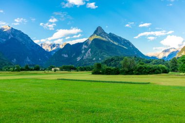 İtalya sınırı yakınlarındaki çekici Bovec kasabasında akşam yürüyüşü - Slovenya