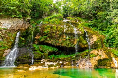 Bovec-Slovenya yakınlarındaki Virje şelalesinde yüzme eğlencesi