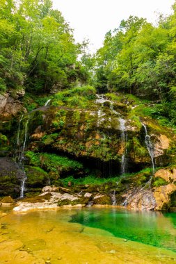 Bovec-Slovenya yakınlarındaki Virje şelalesinde yüzme eğlencesi