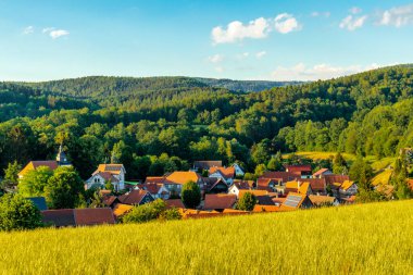 Yaz keşfi turu Steinbach-Hallenberg yakınlarındaki Thuringian Ormanı 'nda