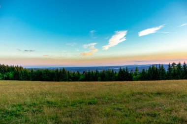 Yaz keşfi turu Steinbach-Hallenberg yakınlarındaki Thuringian Ormanı 'nda