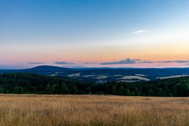 Yaz keşfi turu Steinbach-Hallenberg yakınlarındaki Thuringian Ormanı 'nda