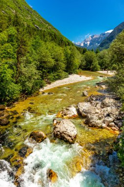 Julian Alpleri yakınlarındaki güzel Soa Vadisi 'ne hoş geldiniz Slovenya
