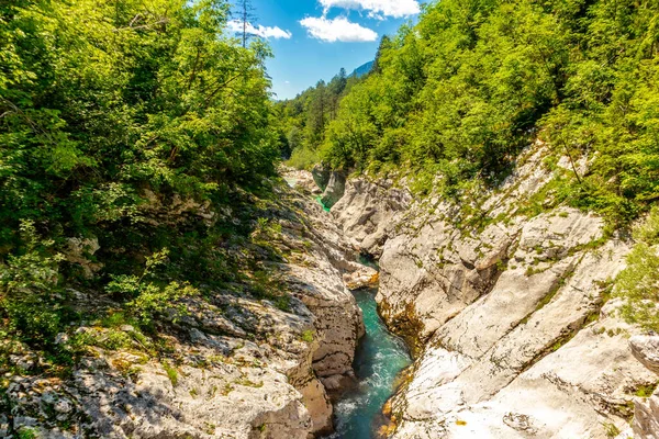 Julian Alpleri yakınlarındaki güzel Soa Vadisi 'ne hoş geldiniz Slovenya