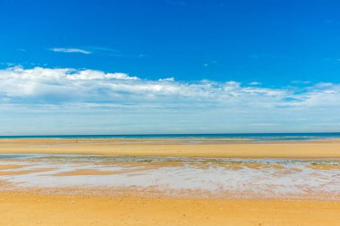 La Rivire ve Longues-sur-Mer - Normandiya - Fransa arasındaki Fransız sahilinde sahil yürüyüşü