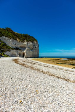 Yport-Normandiya-Fransa yakınlarındaki güzel kaymaktaşı sahilinde sahil yürüyüşü