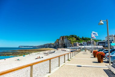 Yport-Normandiya-Fransa yakınlarındaki güzel kaymaktaşı sahilinde sahil yürüyüşü