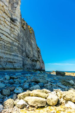 Yport-Normandiya-Fransa yakınlarındaki güzel kaymaktaşı sahilinde sahil yürüyüşü