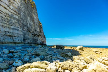 Yport-Normandiya-Fransa yakınlarındaki güzel kaymaktaşı sahilinde sahil yürüyüşü