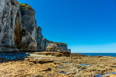 Yport-Normandiya-Fransa yakınlarındaki güzel kaymaktaşı sahilinde sahil yürüyüşü
