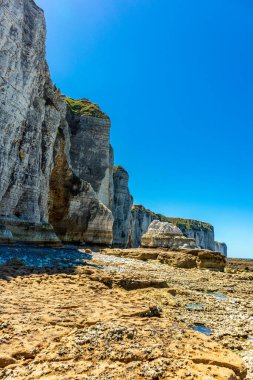 Yport-Normandiya-Fransa yakınlarındaki güzel kaymaktaşı sahilinde sahil yürüyüşü