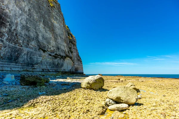 Yport-Normandiya-Fransa yakınlarındaki güzel kaymaktaşı sahilinde sahil yürüyüşü