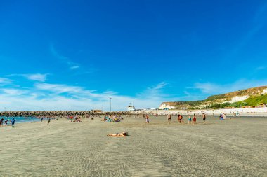 Le Havre - Normandiya yakınlarındaki güzel mermer sahilde sahil yürüyüşü