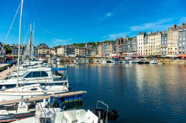 Le Havre yakınlarındaki Honfleur liman kasabasında küçük bir keşif gezisi - Normandiya - Fransa