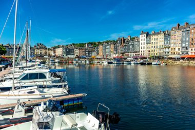 Le Havre yakınlarındaki Honfleur liman kasabasında küçük bir keşif gezisi - Normandiya - Fransa