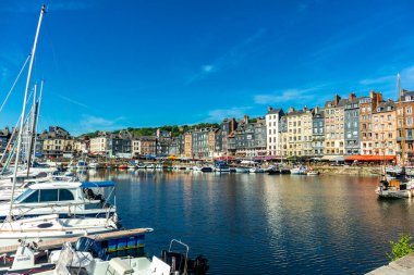 Le Havre yakınlarındaki Honfleur liman kasabasında küçük bir keşif gezisi - Normandiya - Fransa