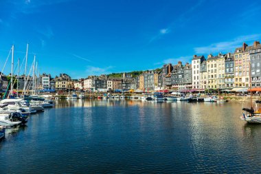 Le Havre yakınlarındaki Honfleur liman kasabasında küçük bir keşif gezisi - Normandiya - Fransa