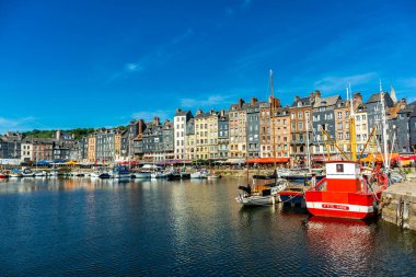 Le Havre yakınlarındaki Honfleur liman kasabasında küçük bir keşif gezisi - Normandiya - Fransa