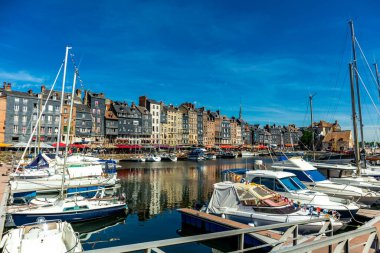 Le Havre yakınlarındaki Honfleur liman kasabasında küçük bir keşif gezisi - Normandiya - Fransa