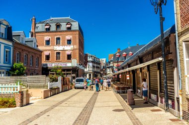 Beach walk on the beautiful alabaster coast near tretat - Normandy - France