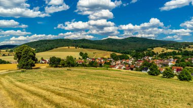 Schmalkalden yakınlarında yaz sonu tahıl hasadı - Thüringen - Almanya