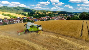Schmalkalden yakınlarında yaz sonu tahıl hasadı - Thüringen - Almanya