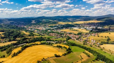 Schmalkalden yakınlarında yaz sonu tahıl hasadı - Thüringen - Almanya
