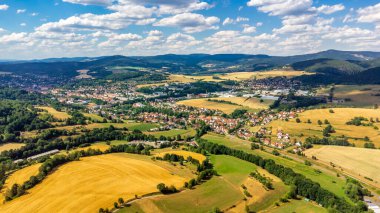 Schmalkalden yakınlarında yaz sonu tahıl hasadı - Thüringen - Almanya