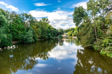 Jena, Thüringen, Almanya 'da Saale boyunca küçük bir yürüyüş.