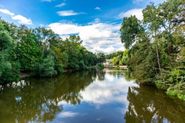 Jena, Thüringen, Almanya 'da Saale boyunca küçük bir yürüyüş.