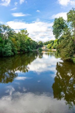Jena, Thüringen, Almanya 'da Saale boyunca küçük bir yürüyüş.