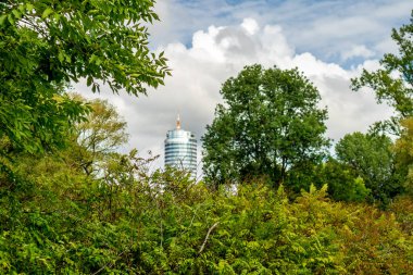 Jena, Thüringen, Almanya 'da Saale boyunca küçük bir yürüyüş.