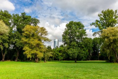 Jena, Thüringen, Almanya 'da Saale boyunca küçük bir yürüyüş.