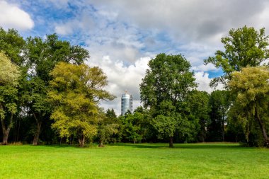 Jena, Thüringen, Almanya 'da Saale boyunca küçük bir yürüyüş.