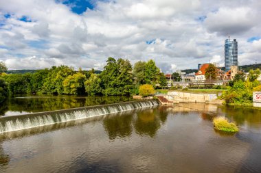 Jena, Thüringen, Almanya 'da Saale boyunca küçük bir yürüyüş.