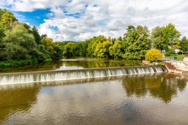 Jena, Thüringen, Almanya 'da Saale boyunca küçük bir yürüyüş.