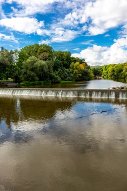 Jena, Thüringen, Almanya 'da Saale boyunca küçük bir yürüyüş.