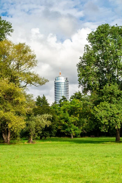 Jena, Thüringen, Almanya 'da Saale boyunca küçük bir yürüyüş.