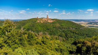 Rennsteig 'de yaz sonu yürüyüşü güzel bir güneş ışığı altında - Almanya