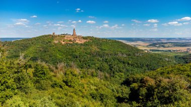 Rennsteig 'de yaz sonu yürüyüşü güzel bir güneş ışığı altında - Almanya