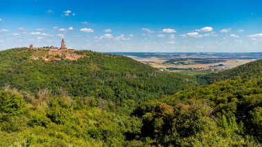 Rennsteig 'de yaz sonu yürüyüşü güzel bir güneş ışığı altında - Almanya