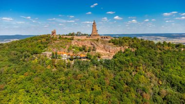 Rennsteig 'de yaz sonu yürüyüşü güzel bir güneş ışığı altında - Almanya