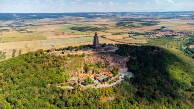 Rennsteig 'de yaz sonu yürüyüşü güzel bir güneş ışığı altında - Almanya