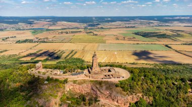 Rennsteig 'de yaz sonu yürüyüşü güzel bir güneş ışığı altında - Almanya