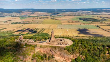 Rennsteig 'de yaz sonu yürüyüşü güzel bir güneş ışığı altında - Almanya
