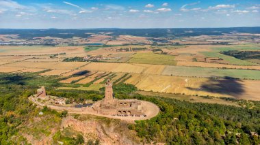 Rennsteig 'de yaz sonu yürüyüşü güzel bir güneş ışığı altında - Almanya